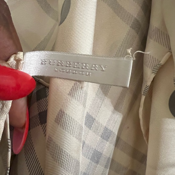BURBERRY Scarf - Authentic - Picture 8 of 9